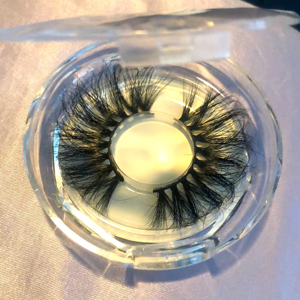 Reusable high quality false eyelashes. Dramatic eyelashes.